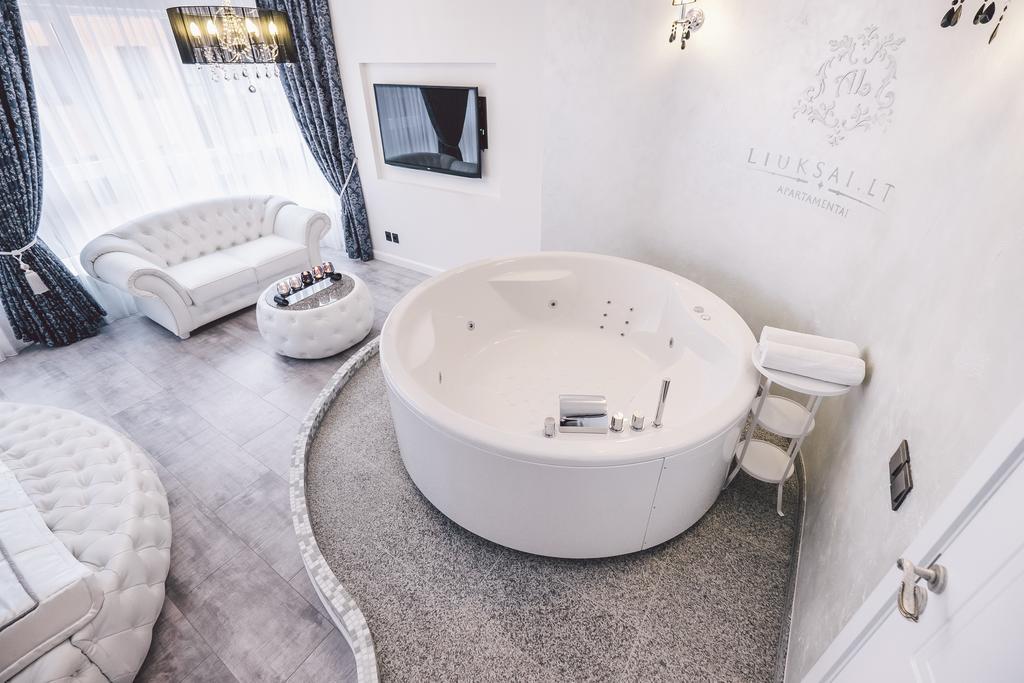 Jacuzzi Romantic Apartment クライペダ エクステリア 写真